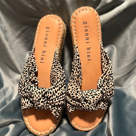 NWT Gianni Bini Sandals - Picture 1 of 3